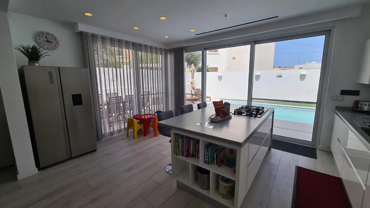 The Poolside Bliss Villa San Gwann